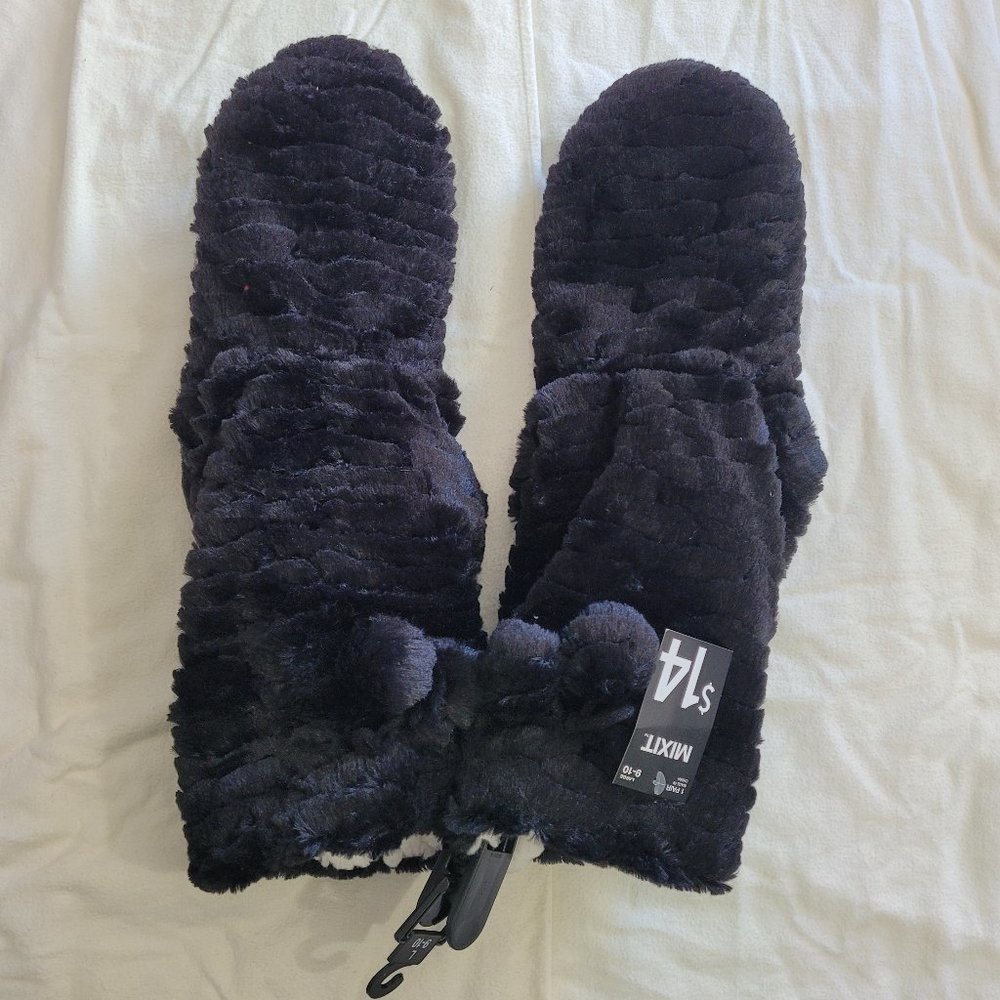 Mixit black faux fur paw print slippers in a size large
